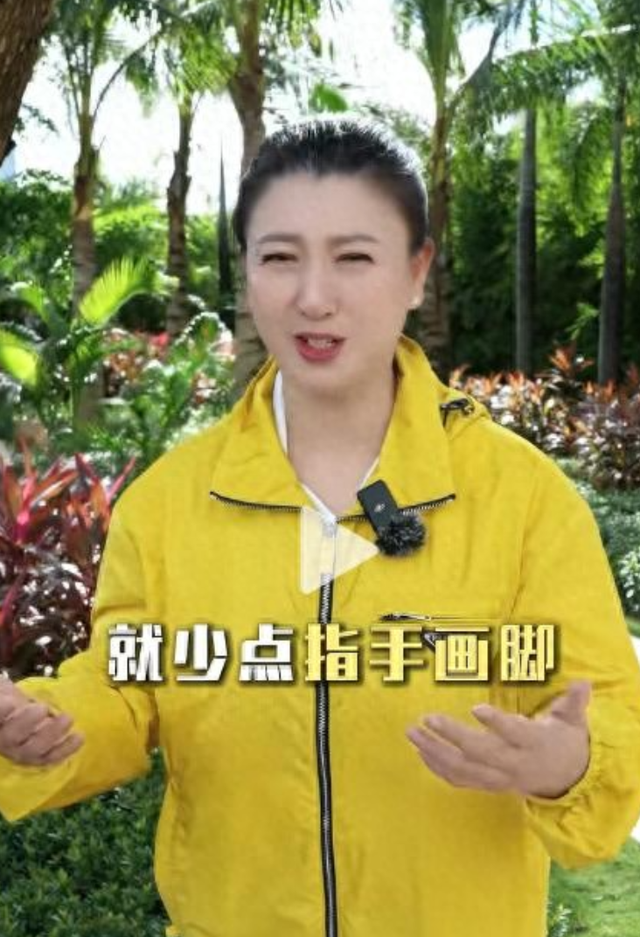 一顿饭11个菜，客厅大得能打球，哭穷的闫学晶害惨“啃老	”的儿子