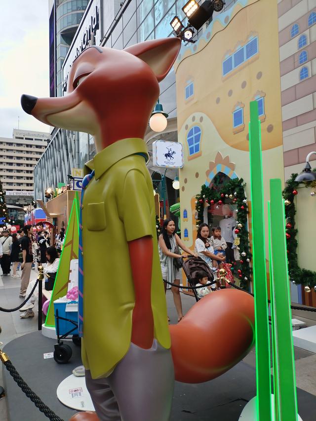 曼谷的圣诞，是热带季风裹着童话