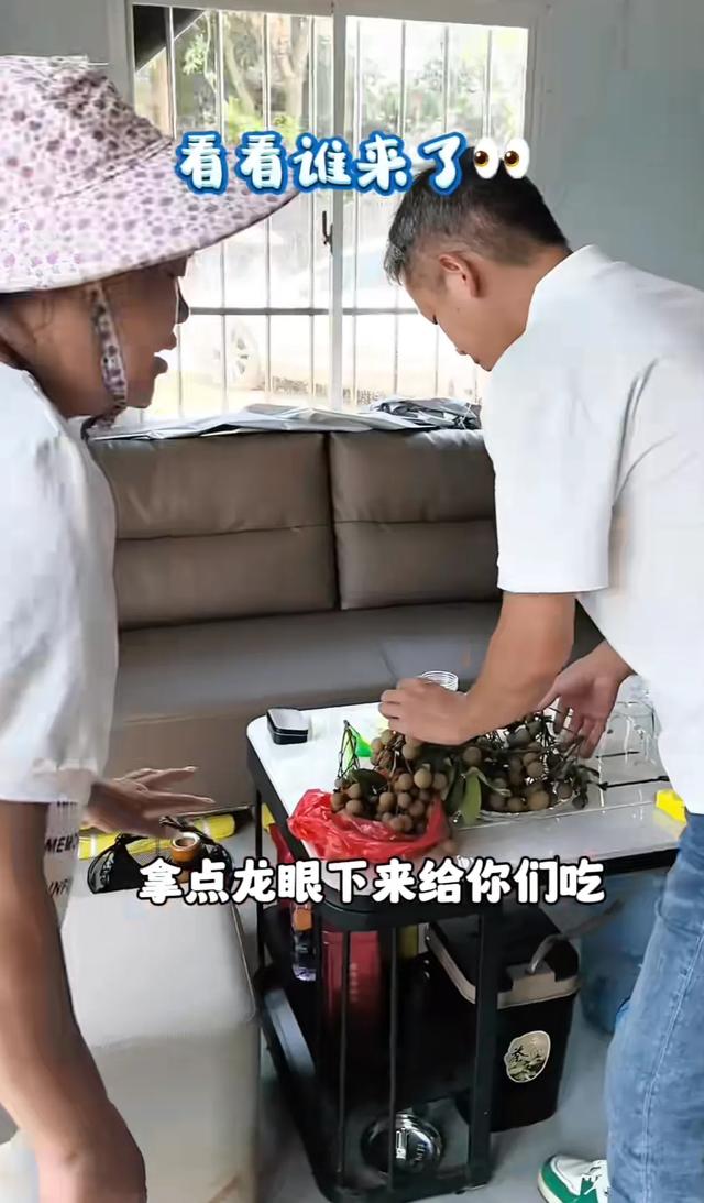 全红婵家的新房终于复工，邻居都开始建二层了，全妈来工地催进度