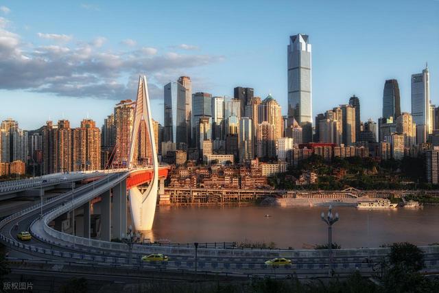 我国“最神奇”的城市，楼顶是马路，车在空中跑，常被误认为是省