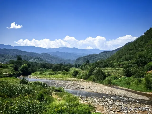 陕甘交界的千年古镇，有绝美高山草原和千年古道，现在却一片萧条