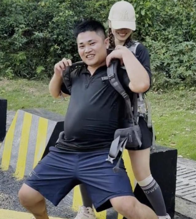 广东女子登山脚崴，被陌生小伙背40分钟下山，恶心的一幕出现了