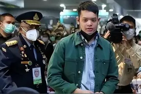 泰国王位排名第1的继承人：18岁已有王者风范，民众跪拜一地仰望图片