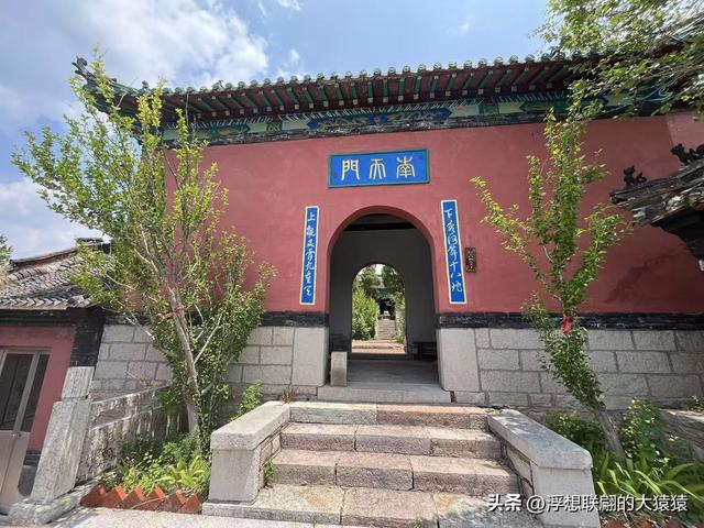博山源泉镇的二郎山古庙群，我只钻进去个大脑袋