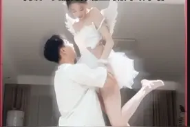 绝了！辽宁芭蕾女孩被男友举起，腿太美上热搜！网友：像发光天使图片