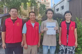 他们自掏腰包帮扶近百名学生！为桂林爱心大叔点赞！图片