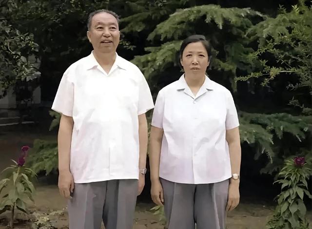 她15岁入党	，18岁和主席结婚，如今仍健在，却几乎不出来露面