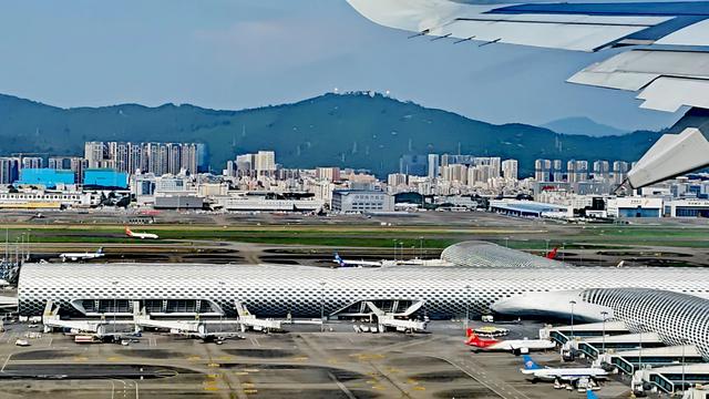 从飞机窗外高空俯瞰深圳和珠海，真的太漂亮了！