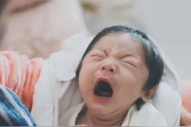 宝宝看到“一些人”就号啕大哭，老人也许不懂，但爸妈心里要有数图片