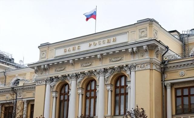 历史竟开了个玩笑：先倒下的不是乌克兰，而是百年中立的瑞士？