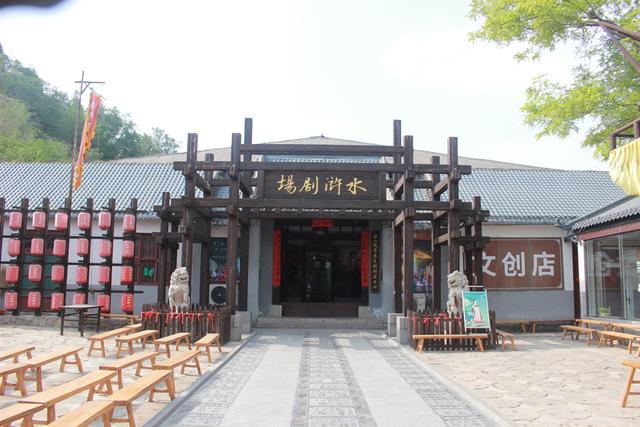合影领纪念币！水泊梁山国庆这样玩