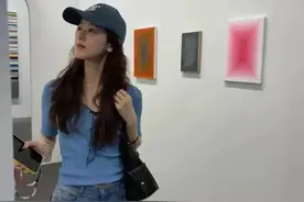 31岁章泽天香港看画展，生三个娃后瘦成纸片人，但打扮清纯很美！图片