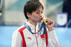 奥运冠军全红婵回国，广东主任现场接机‬，周主席跟在陈芋汐后面图片