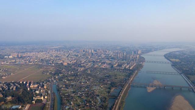 刚从四川回来毫不客气说，乐山是地级市中，城建令人惊艳的城市