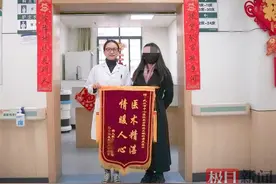 武汉医生万米高空挺身救人，乘客家属专程到医院送锦旗致谢，家属点赞：“社会需要您这样正能量，善良的人”图片