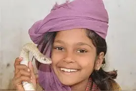 云南6岁男孩把2米蛇拎回家，当成皮鞭甩，小孩为什么不害怕蛇？图片