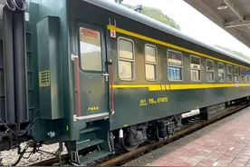 高铁这么发达，为什么还保留绿皮火车？网友：绿皮火车支棱起来了图片