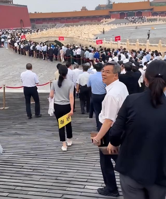 7位商界大佬现场观看阅兵，雷军周鸿祎3点出发，董宇辉位置不简单