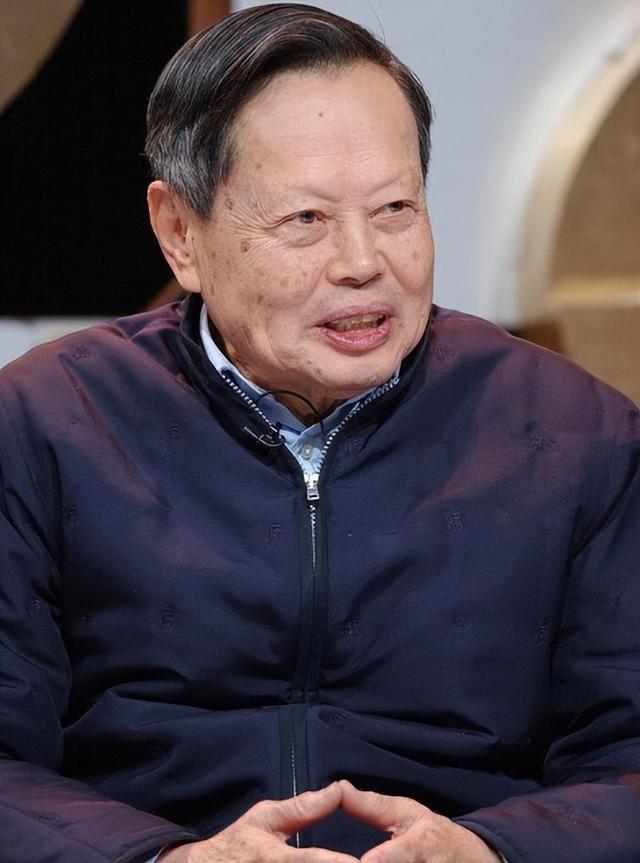 翁帆也没想到，丈夫杨振宁去世后，竟因生前一个举动再次口碑暴涨