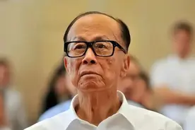 李嘉诚为什么不顾民族大义，一定要卖港口和码头呢？图片