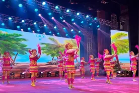 海南澄迈举行庆祝“三八”国际妇女节广场舞比赛图片