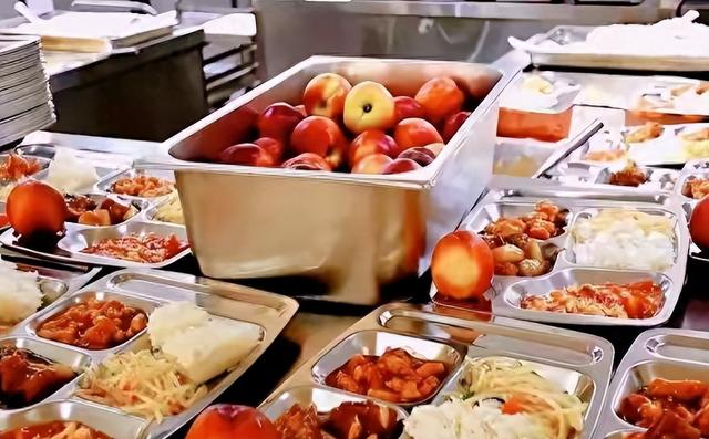 北京下了死命令，2027年底前，所有中小学必须告别“校外配餐”