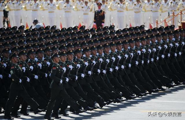 被央视怒批、脑袋空空，德不配位，难怪阅兵从不邀请“流量”明星