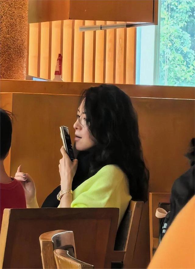 章子怡香港吃茶点，嘴凸脸垮表情苦又凶，手上戴着大金表当众剔牙