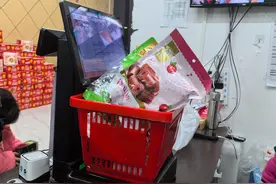 零食饮料论斤卖，温州“临期店”火了， 临期货值得买吗？图片