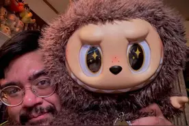 贝克汉姆包上有了拉布布，泡泡玛特股价与海外门店数齐飙升 专家：需管控供应链风险图片