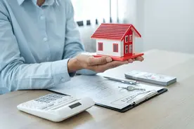 2023年末内蒙古银行拨备覆盖率达104.27%，远低于监管标准图片