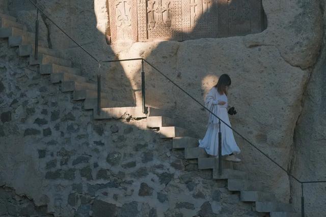 人均卡戴珊，这个忧伤又美丽的小国让我念念不忘