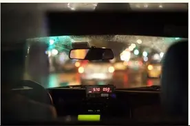 在中年危机时钻进了车里，200个网约车司机抢14个乘客。图片