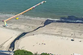 网传汕尾一处沙滩海水因排污变黑， 有工作人员正在用沙土覆盖黑泥？当地环保部门回应图片