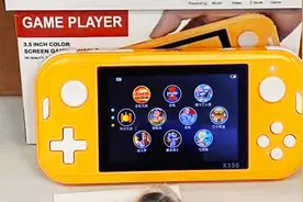 内置十大模拟器近6000款游戏，这台国产小众迷你掌机，团战更畅快图片