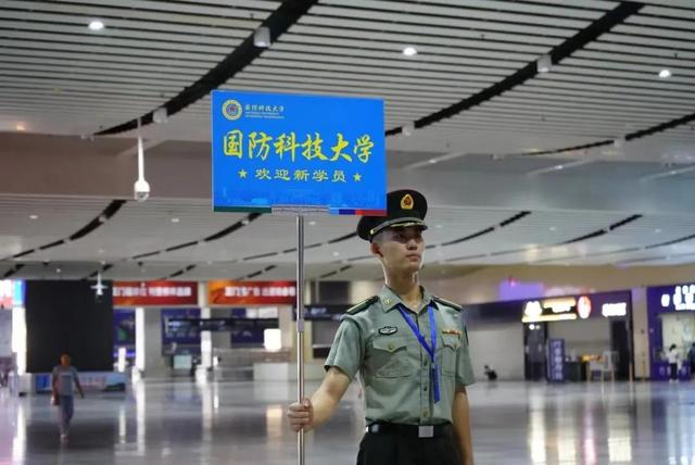 国防科大接新生又火了，一人可抵千军万马，隔壁清北“偷感很重”