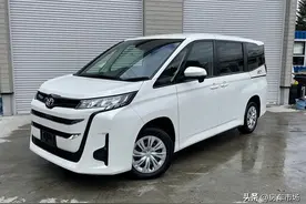 丰田诺亚MPV四驱露营车，2.0升排量，座椅滑动拼床，可睡两人图片