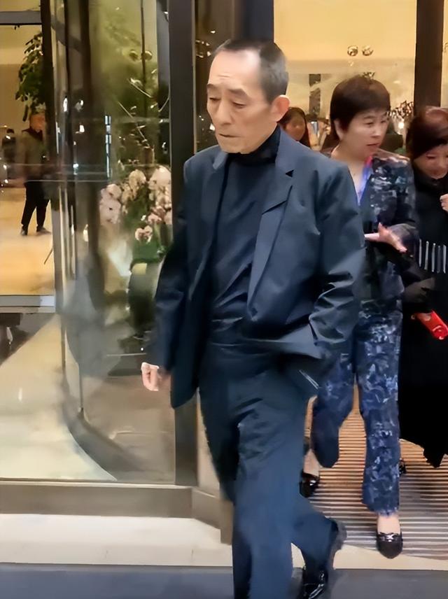 恩爱25年，75岁的张艺谋已老态尽显，比他小31岁的陈婷仍如花似玉