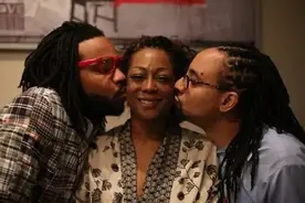 美国46岁女子“娶”俩老公，男朋友无数，仍不满足称：还要娶三房图片