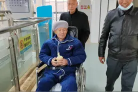 父亲脑出血住院2个月，陪护的我弄明白了：有三件事不能指望医生图片