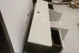 我把挂墙电视放到电视柜上后，入住3个月，就发现我错的多离谱图片