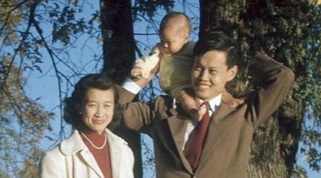 2021年，99岁杨振宁与72岁岳母罕见出镜，头发黑了，翁帆有些发福