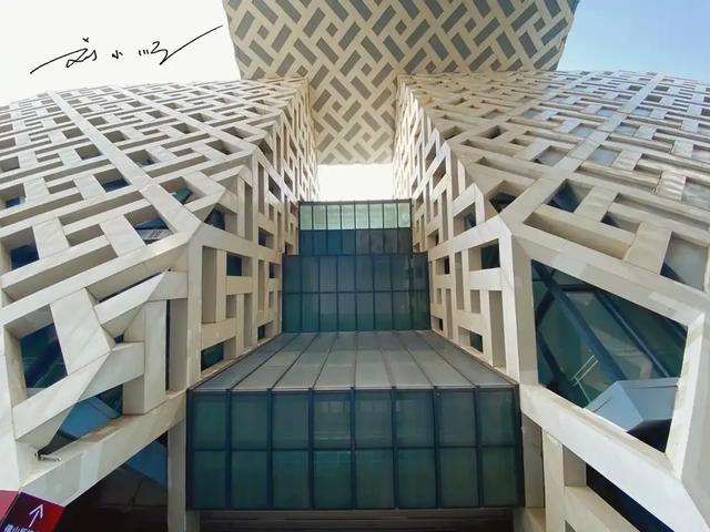 广东佛山新城地标“引争议”:有人觉得设计亮眼,有人吐槽太丑?