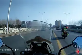 宿迁沭阳：女子高速路上突发心脏病 交警火速护送就医图片