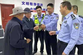 民警“牵线搭桥”，“老哥俩”60年后再重逢…图片
