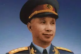 79年对越作战，身为十大大将之首的“战神”粟裕为何没当总指挥!图片