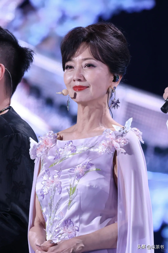 越来越不对劲！72岁赵雅芝和年轻人斗舞不在话下，与李连杰有一拼