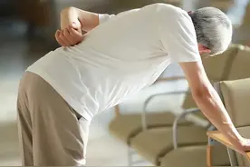 老年人腰酸、直不起身子？提醒：坚持这4个动作，挺起身板腰更棒图片