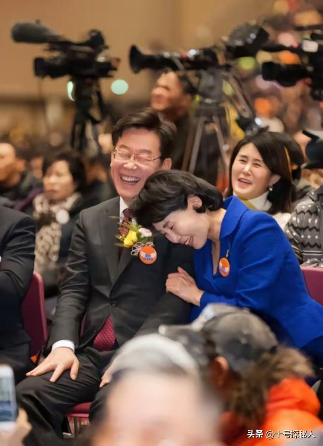 李在明也没想到，访华仅3天，59岁妻子竟凭一个举动给他长脸了