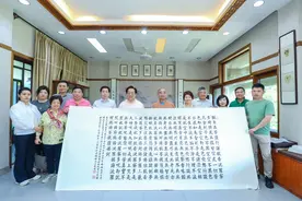 书法家杨永法向扬州大明寺捐赠书法作品和书法专著图片